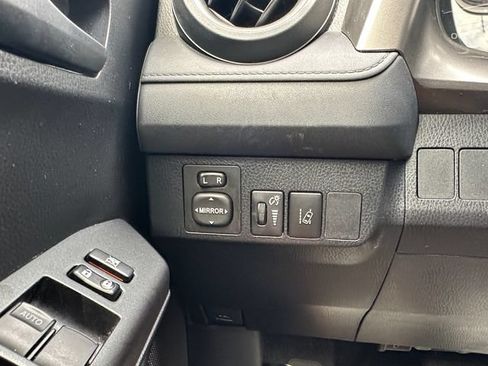 Used 2018 Toyota RAV4 LE FWD image 26