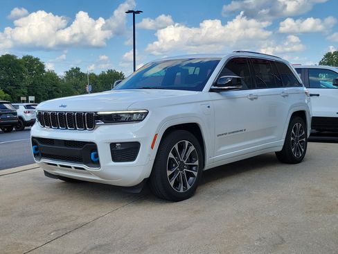 Used 2022 Jeep Grand Cherokee Overland w/ Luxury Tech Group IV AWD/4WD image 2