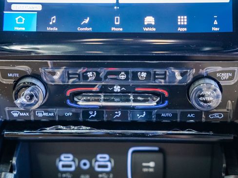 New 2025 Jeep Grand Cherokee Limited w/ Luxury Tech Group II image 24