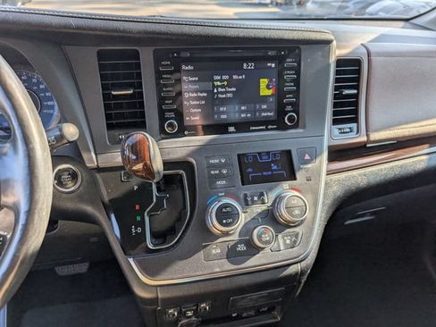 Used 2018 Toyota Sienna Limited Premium FWD image 17