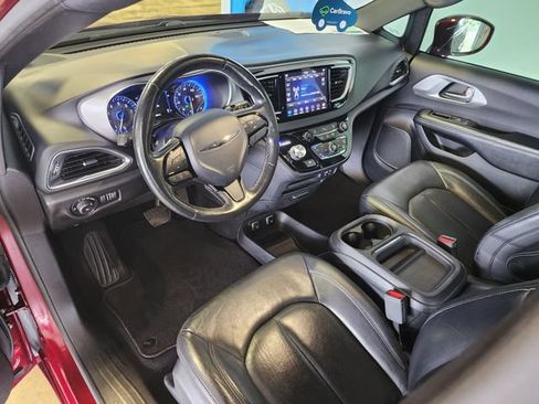 Used 2019 Chrysler Pacifica Touring-L w/ S Appearance Package FWD image 11