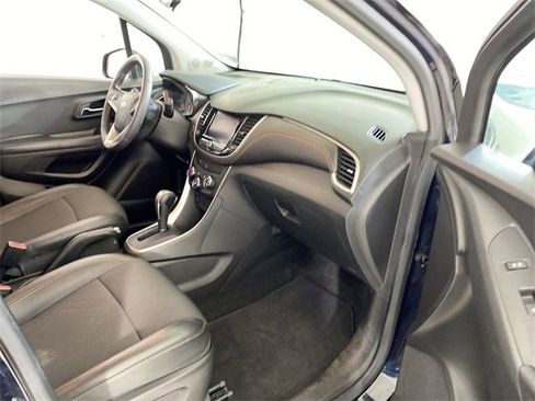 Used 2022 Chevrolet Trax LT w/ LT Convenience Package image 36