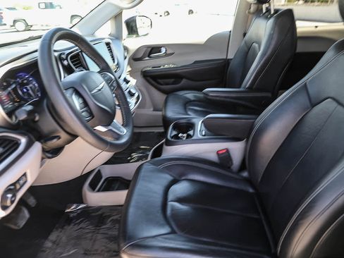 Used 2022 Chrysler Pacifica Touring-L FWD image 15