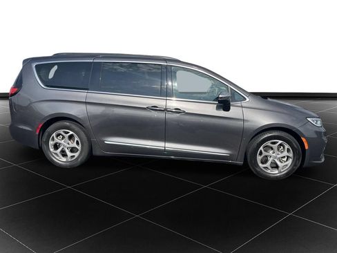 Used 2023 Chrysler Pacifica Limited FWD image 6