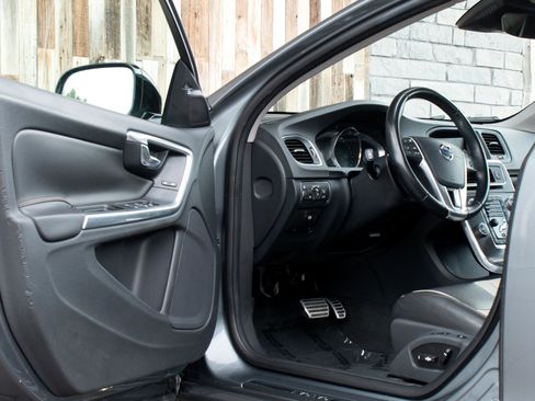 Used 2016 Volvo S60 T5 Cross Country Platinum w/ Protection Package image 10