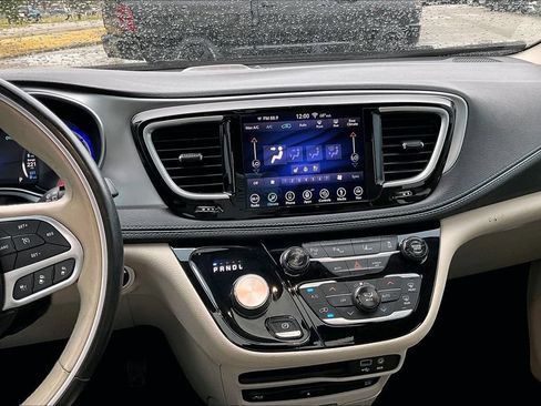 Used 2018 Chrysler Pacifica Limited w/ Advanced Safetytec Group FWD image 6