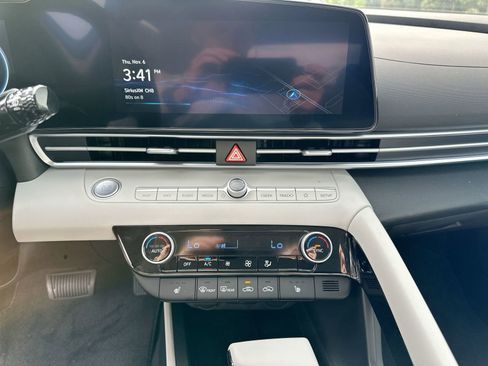 New 2025 Hyundai Elantra Limited image 18