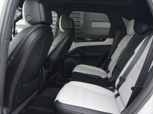 Certified 2026 Porsche Cayenne AWD/4WD image 29