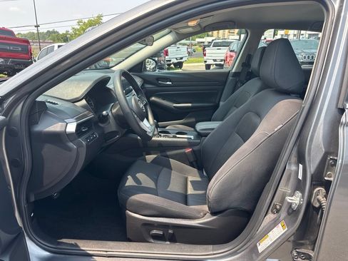 Used 2025 Nissan Altima 2.5 SV FWD image 11