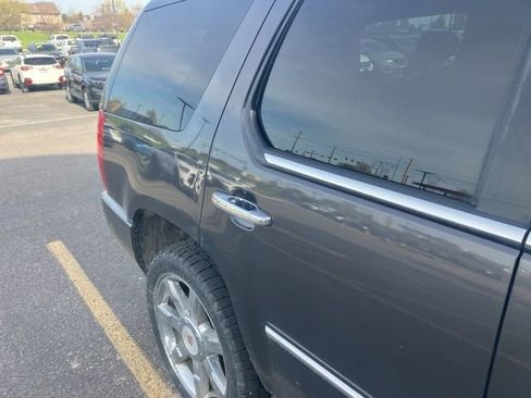 Used 2010 Cadillac Escalade Premium AWD/4WD image 11