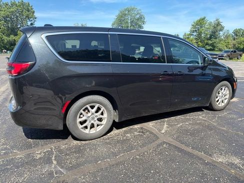 Used 2023 Chrysler Pacifica Touring-L FWD image 3