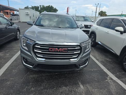 Used 2024 GMC Terrain SLT FWD image 2