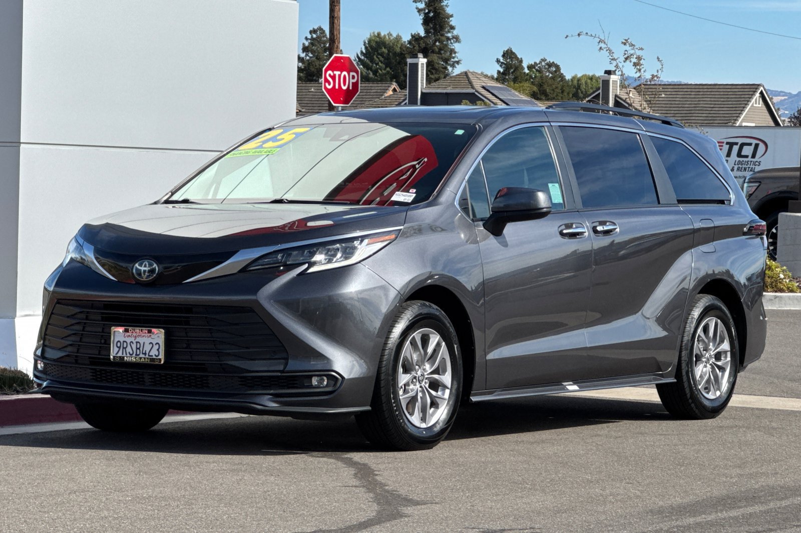 Used 2025 Toyota Sienna XLE FWD image 8