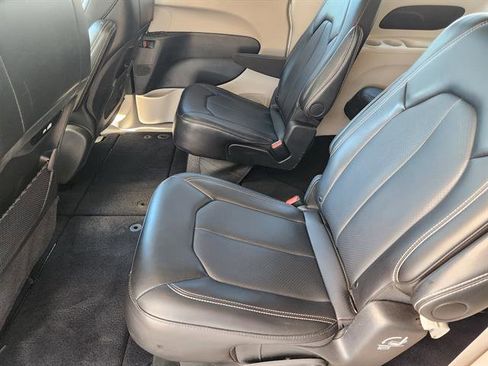 Used 2024 Chrysler Pacifica Touring-L image 21