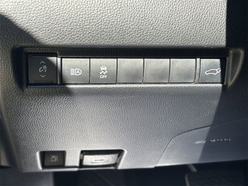 Used 2022 Toyota Venza Limited image 20