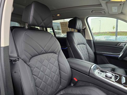 Used 2025 BMW X7 xDrive40i w/ Premium Package image 11