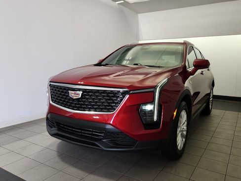 Used 2024 Cadillac XT4 Luxury w/ Cold Weather Package image 2