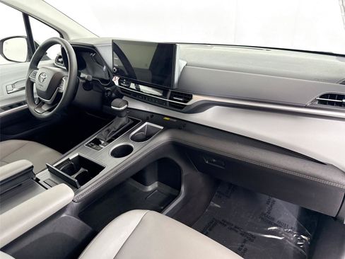 Certified 2026 Toyota Sienna XLE FWD image 44