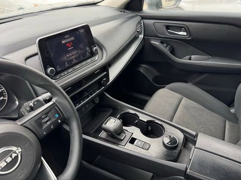 Used 2024 Nissan Rogue SV image 2