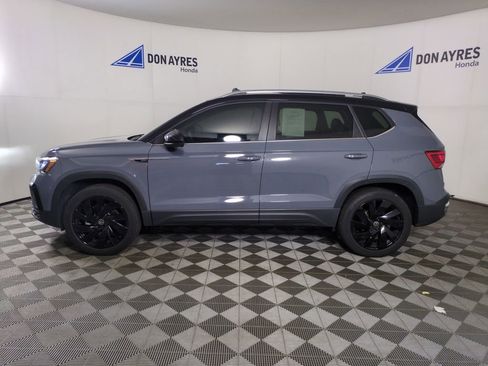Used 2024 Volkswagen Taos SE w/ Panoramic Sunroof Package AWD/4WD image 2