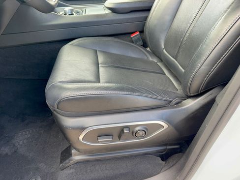 Used 2024 Jeep Wagoneer L Series II w/ Flexible Seating Group RWD image 16