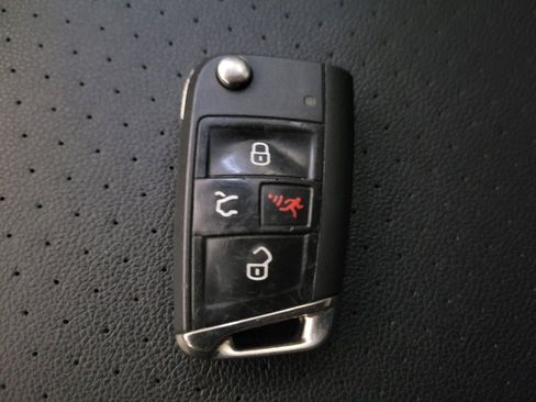 Used 2021 Volkswagen Tiguan SE image 32