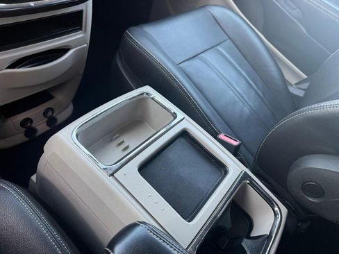 Used 2016 Chrysler Town & Country Touring FWD image 28