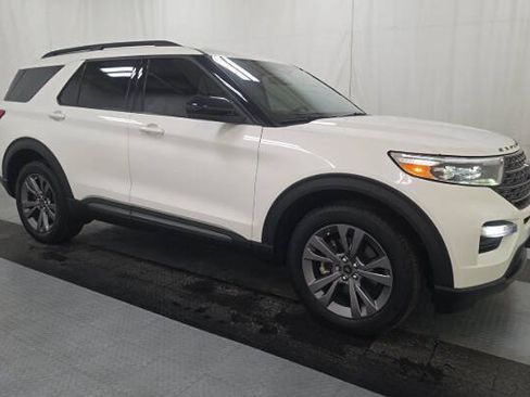 Used 2022 Ford Explorer XLT w/ XLT Sport Appearance Package AWD/4WD image 4