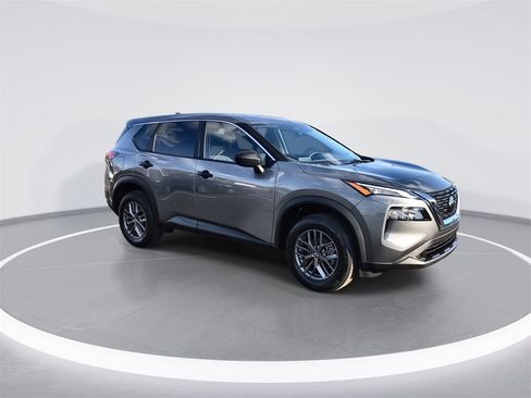 Used 2021 Nissan Rogue S image 2