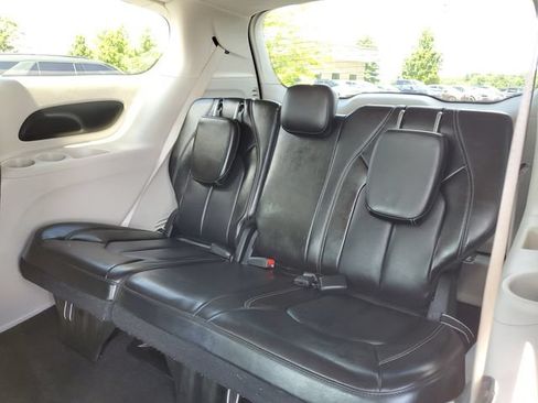 Used 2023 Chrysler Pacifica Touring-L FWD image 32