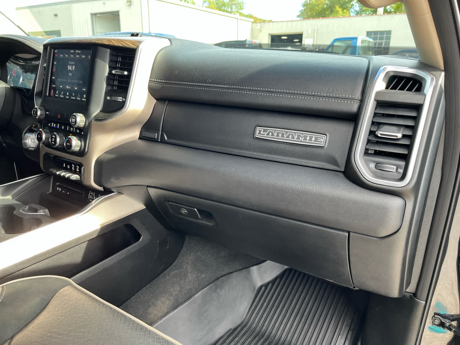Used 2019 RAM 1500 Laramie AWD/4WD image 34