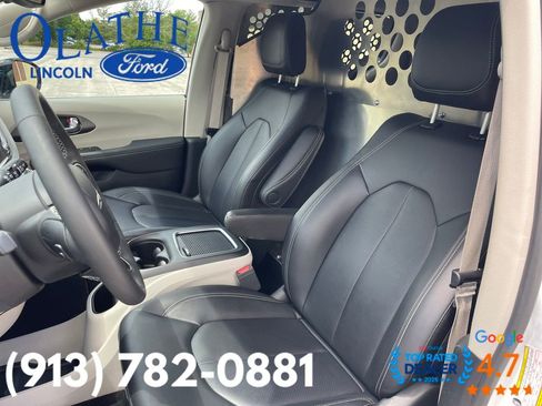 Used 2024 Chrysler Pacifica Touring-L FWD image 6