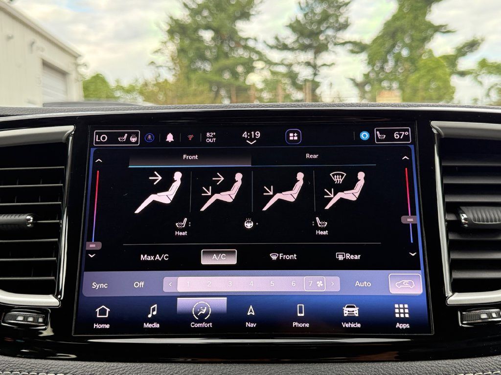 Used 2022 Chrysler Pacifica Touring-L w/ Uconnect Theater Family Group AWD/4WD image 17