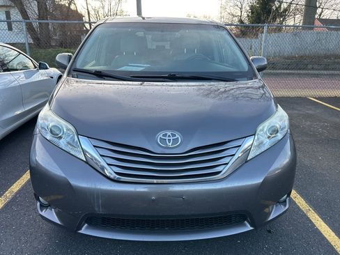 Used 2015 Toyota Sienna XLE Premium image 3