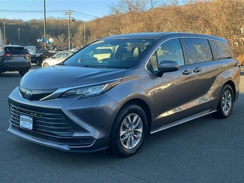 Certified 2022 Toyota Sienna LE image 3