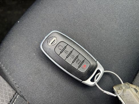 Used 2025 Nissan Pathfinder SV image 24