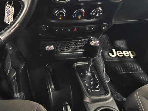 Used 2016 Jeep Wrangler Unlimited Rubicon w/ Connectivity Group AWD/4WD image 7