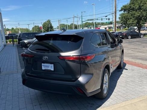 Used 2021 Toyota Highlander LE FWD image 7