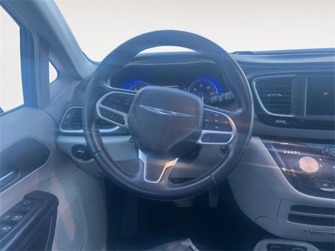 Used 2018 Chrysler Pacifica Touring-L image 12