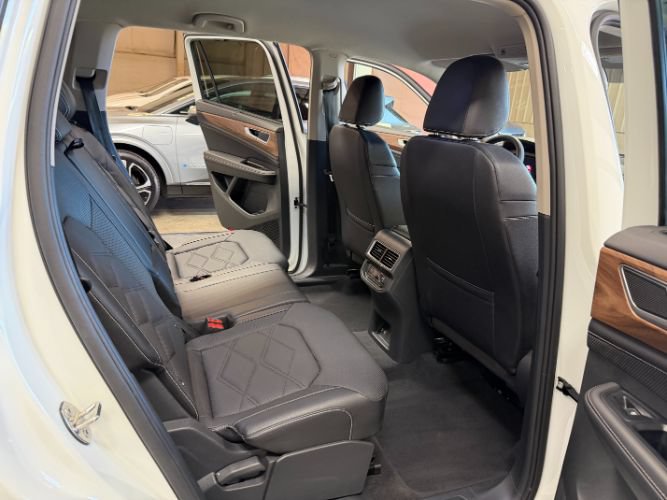 Used 2025 Volkswagen Atlas SE FWD image 31