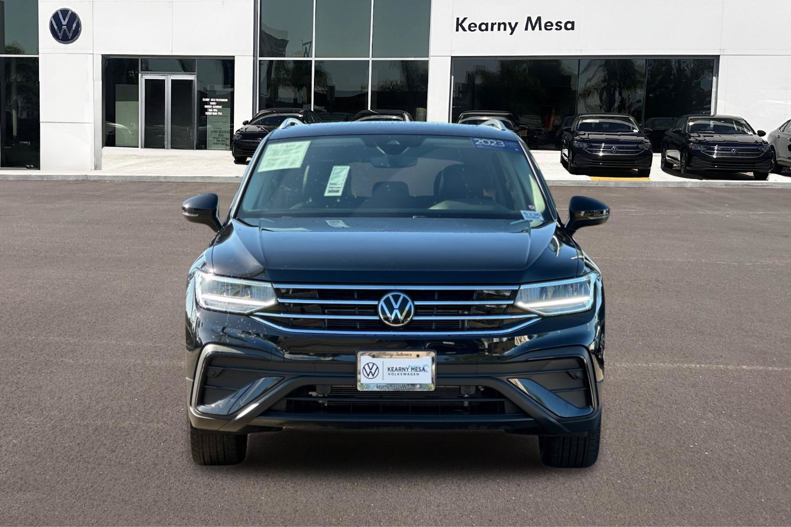Used 2023 Volkswagen Tiguan SE w/ Panoramic Sunroof Package FWD image 9