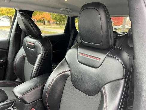 Used 2022 Jeep Cherokee Trailhawk image 14