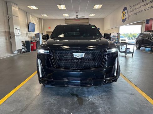 Used 2023 Cadillac Escalade ESV Sport w/ LPO, ONYX Package AWD/4WD image 2
