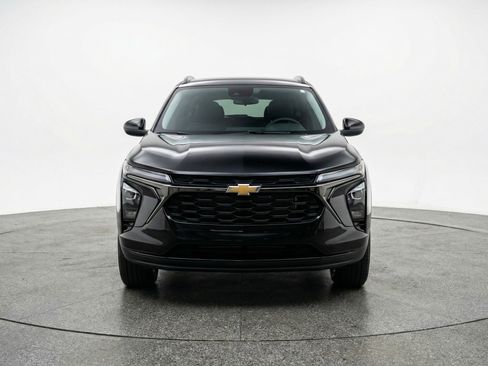 Used 2025 Chevrolet Trax LT FWD image 2