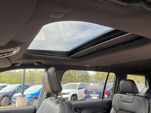 New 2025 Jeep Grand Cherokee L Laredo image 16