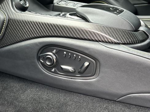 Used 2023 Aston Martin V8 Vantage Coupe RWD image 19
