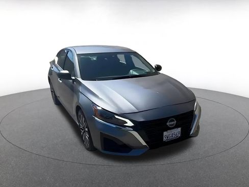 Used 2025 Nissan Altima 2.5 SV image 3