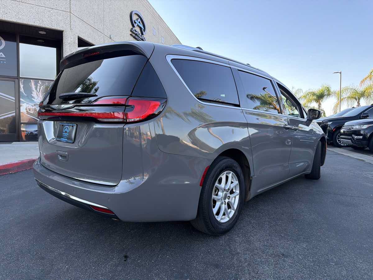 Used 2021 Chrysler Pacifica Touring-L FWD image 4