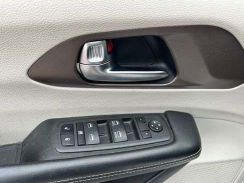 Used 2022 Chrysler Voyager LX image 14