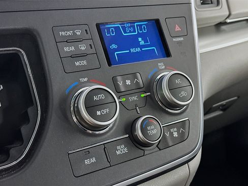 Used 2015 Toyota Sienna LE FWD image 23